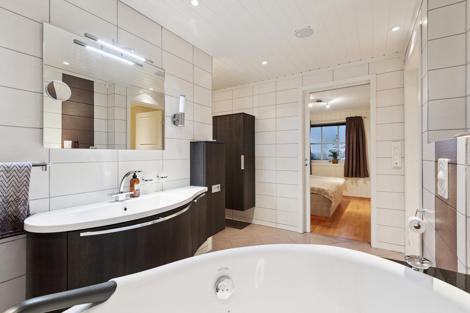 Fra hovedsoverommet har man enkel adkomst til badet. Badet er flislagt og har godt med plass i innredning. Galleribilde