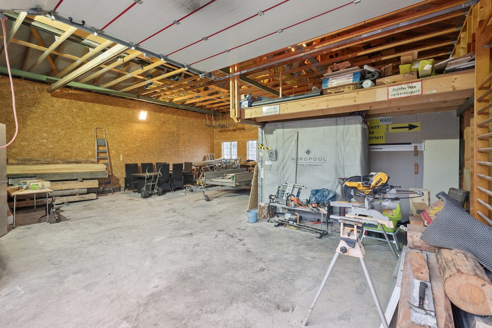 I den største garasjen har man god plass til både lagring, bilhold og snekring. Galleribilde