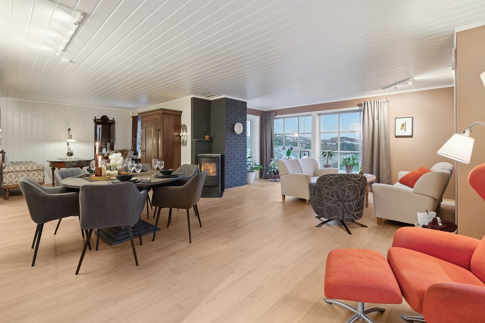 Stuen har store vindusflater som slipper inn godt med naturlig lysinnslipp. Fra stuen har man enkel adkomst til veranda. Galleribilde