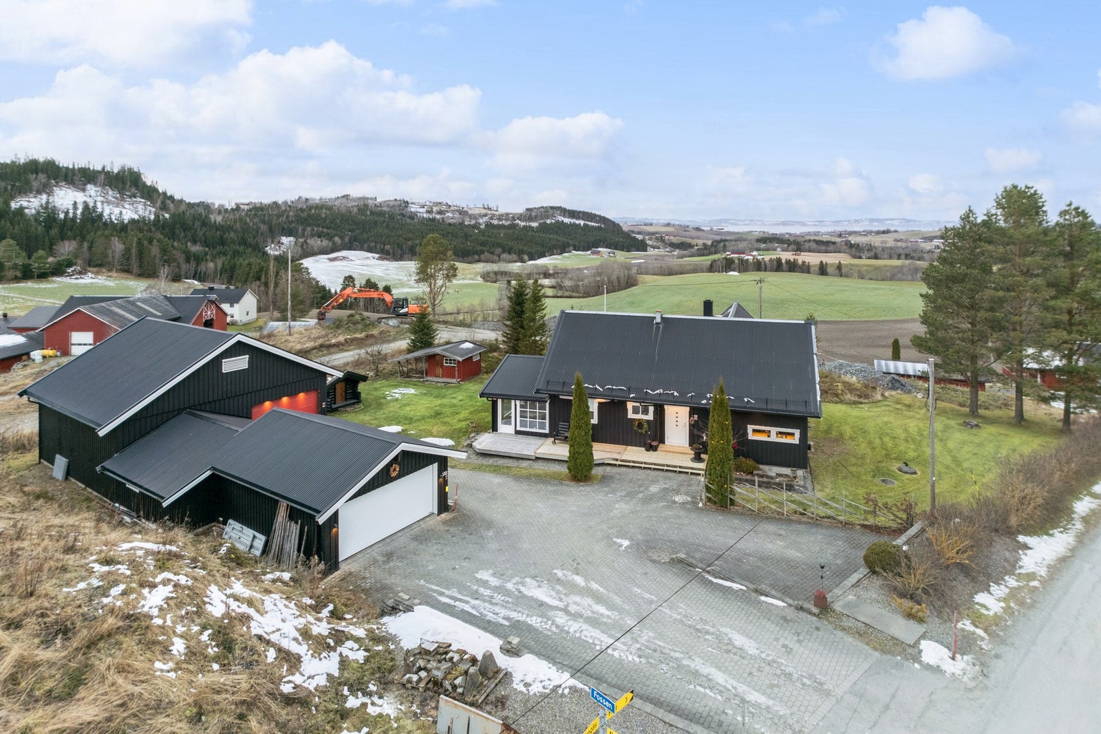 Romslig og velholdt enebolig beliggende i naturskjønne omgivelser i ved Fossen/Munkeby. Her har man en romslig tomt på over 1,8 mål, steinlagt gårdsplass og stor garasje og verksted/lager Galleribilde