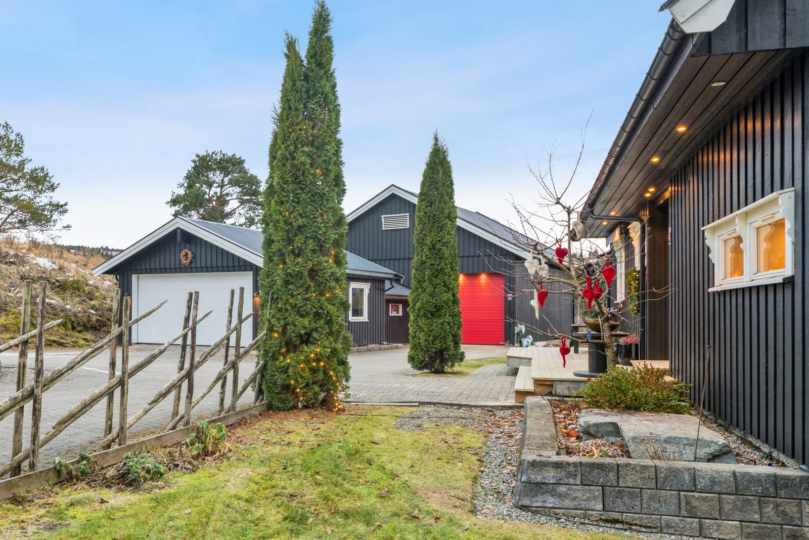 Hyggelig inngangsparti som er steinlagt. Galleribilde