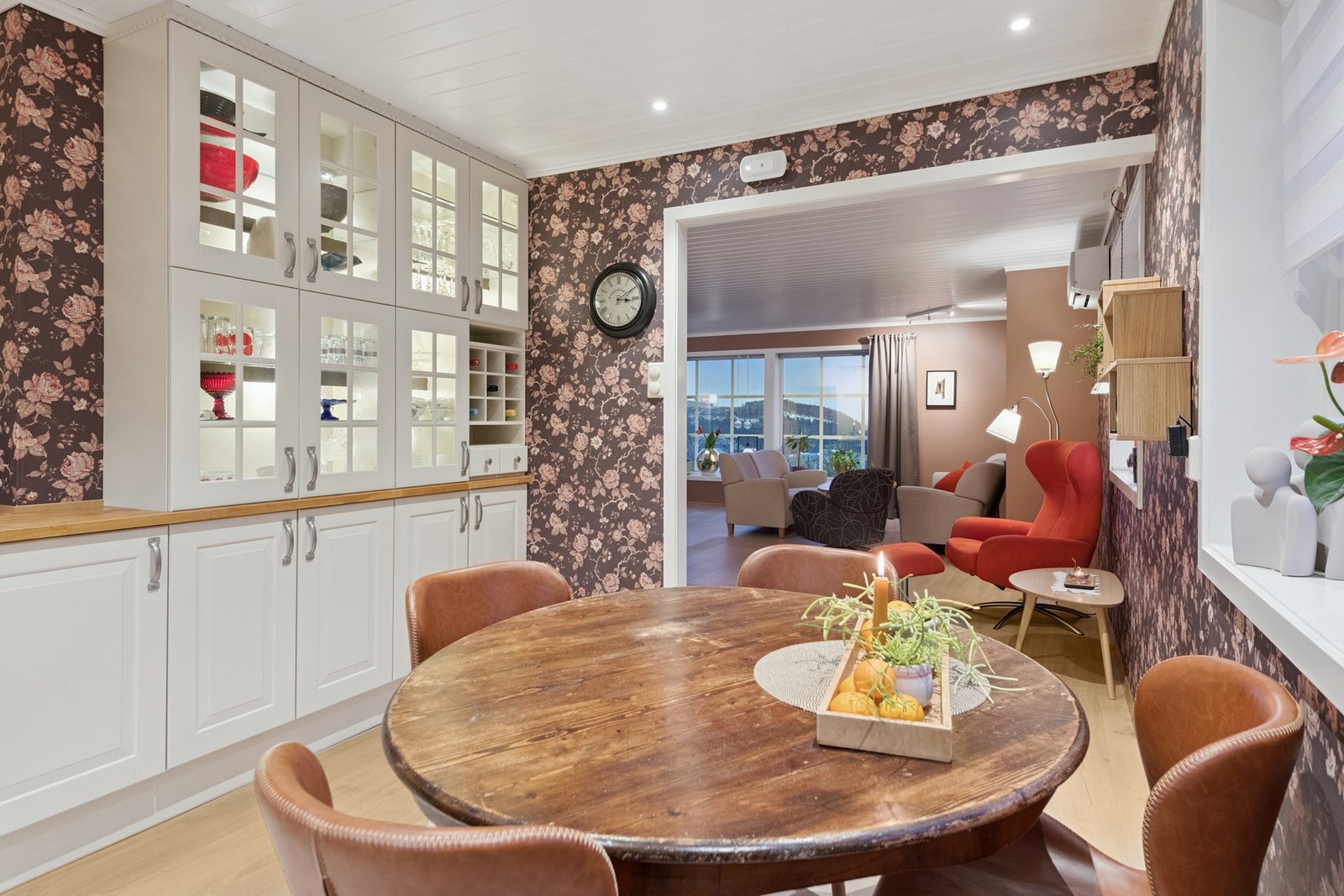 Kjøkkenet har en åpen løsning mot stue som skaper en luftig atmosfære. Galleribilde