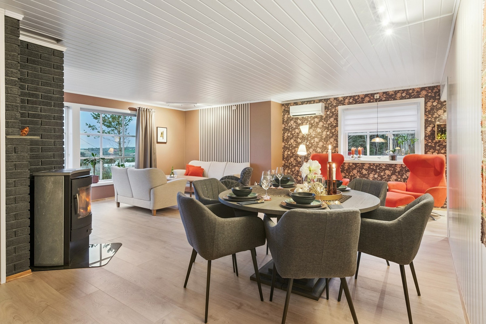 På stuen har man god plass til møblering. Boligen varmes opp med både vedfyring og varmepumpe. Galleribilde