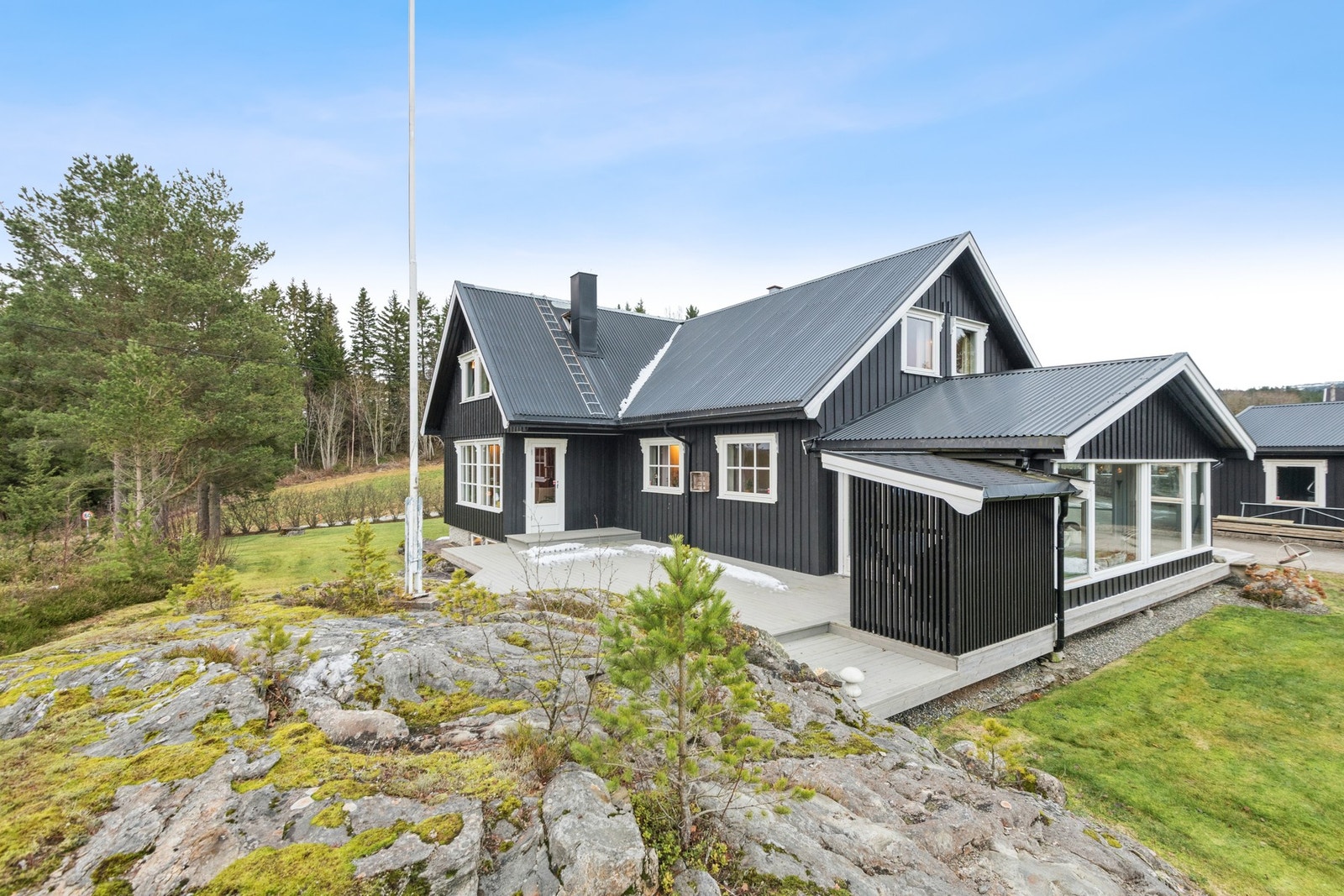 Boligen har gode solforhold og en pent opparbeidet hage. Galleribilde