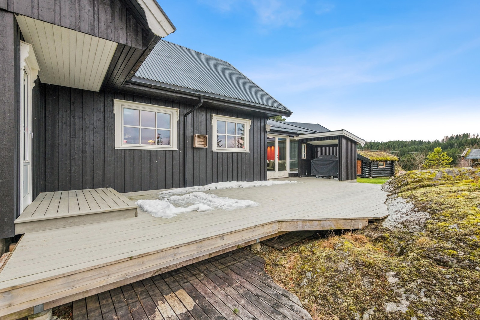 Romslig veranda med god plass til hagemøbler og grill. Her kan man nyte fine dager i lune omgivelser. Galleribilde