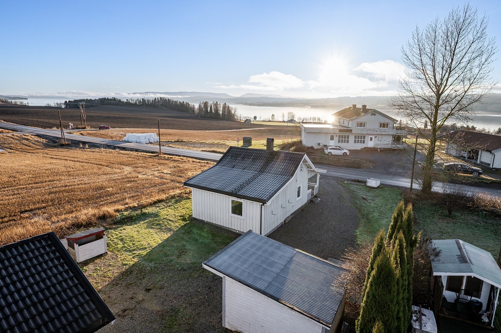 Boligen har en terrasse mot sørvest, som gir utsikt over Mjøsa. Galleribilde