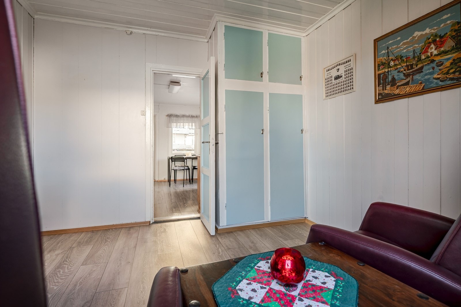 Garderobe gir praktisk oppbevaring i rommet. Galleribilde