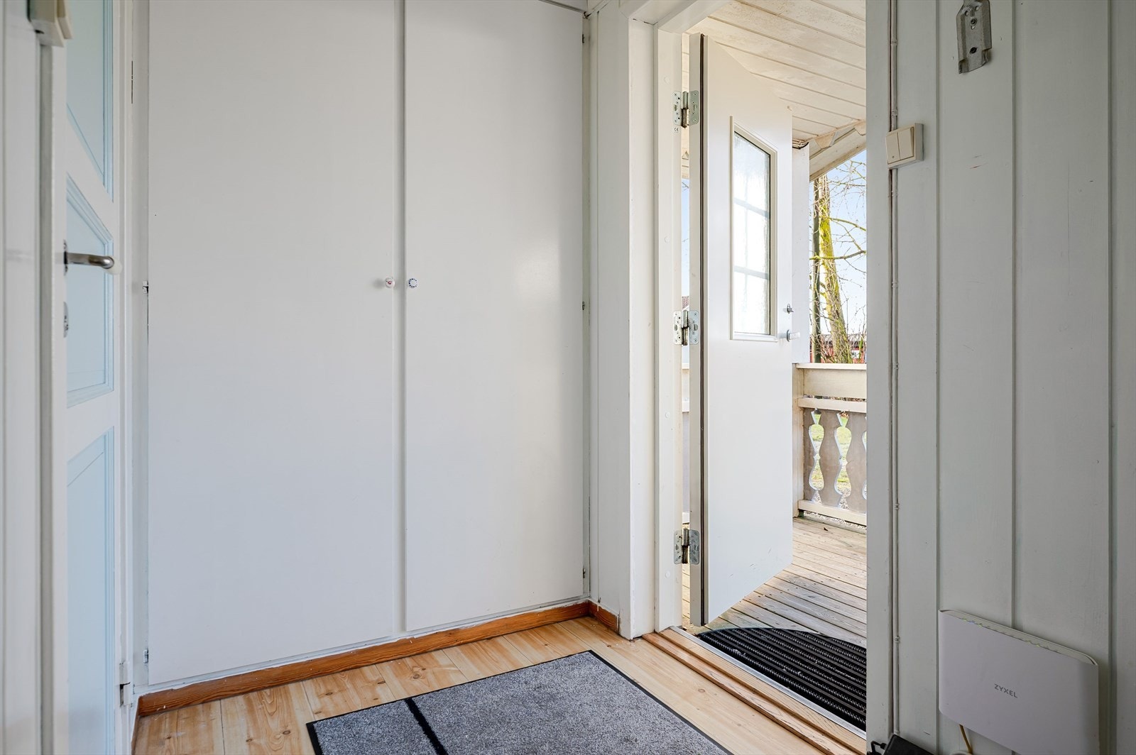 Garderobe gir praktisk oppbevaring i entréen. Galleribilde