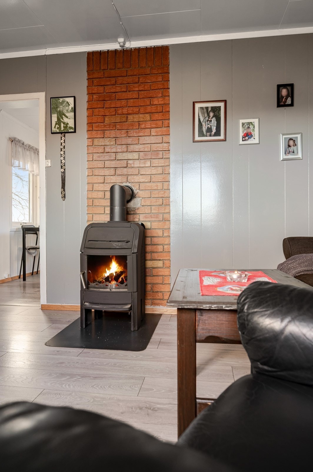 Vedfyrt peisovn i stuen gir både varme og en koselig atmosfære. Galleribilde