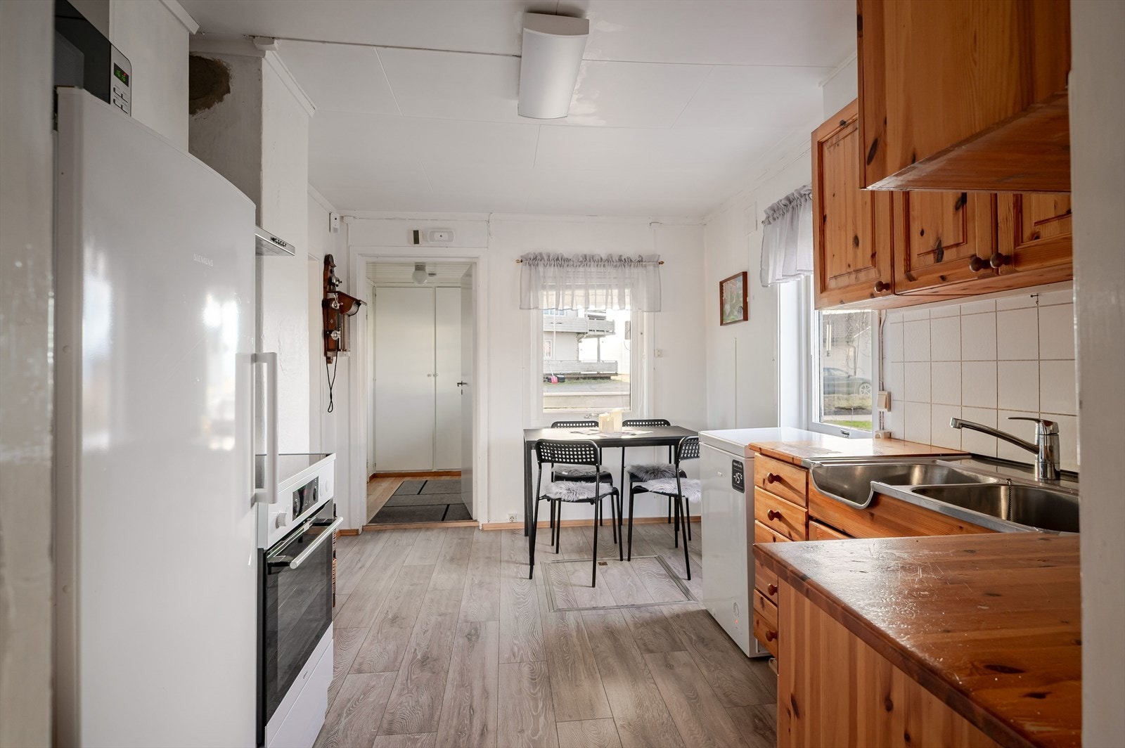 Kjøkkeninnredning i heltre med profilerte fronter gir et tradisjonelt preg. Galleribilde