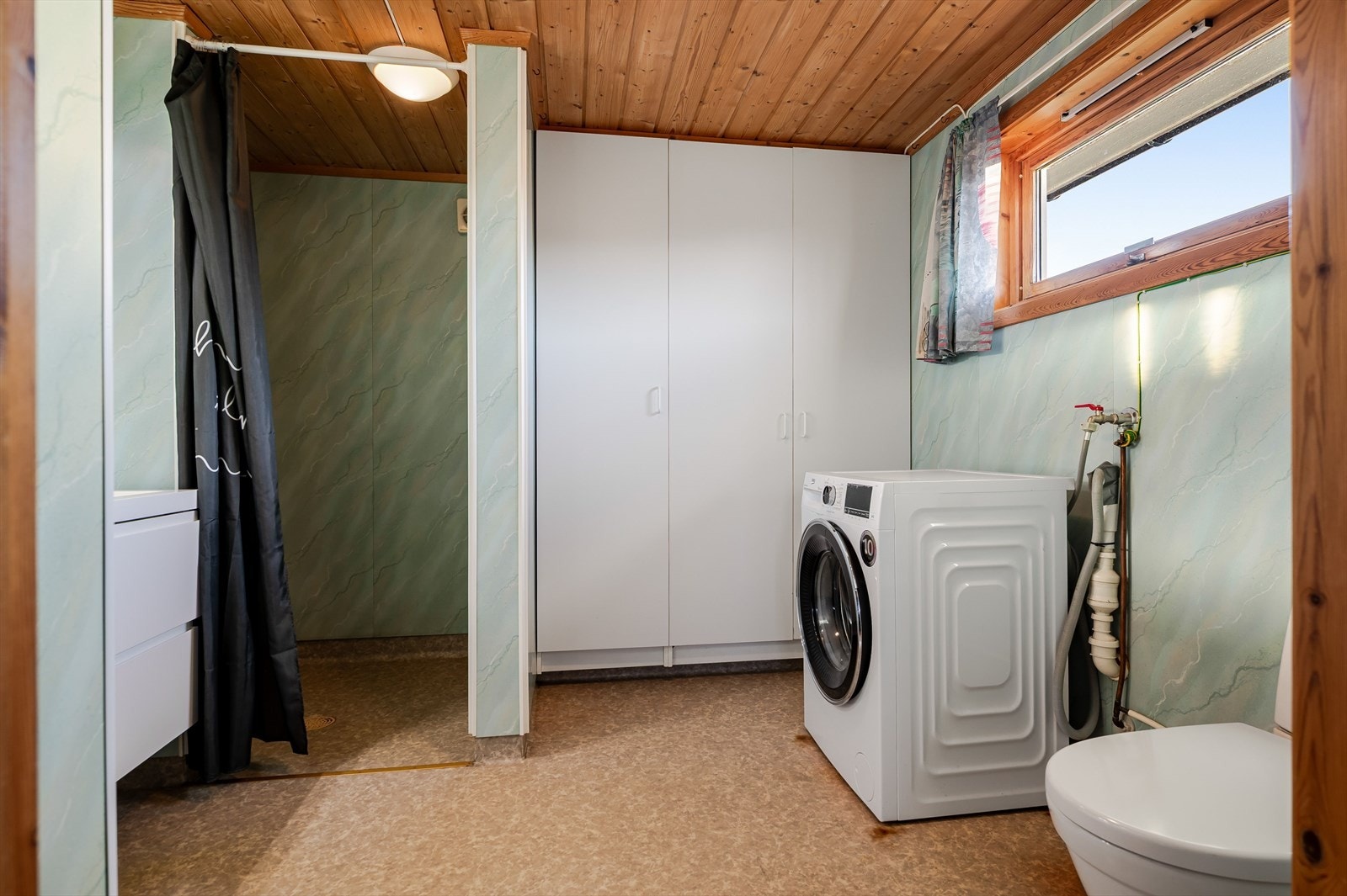 Romslig plass med opplegg for vaskemaskin. Galleribilde