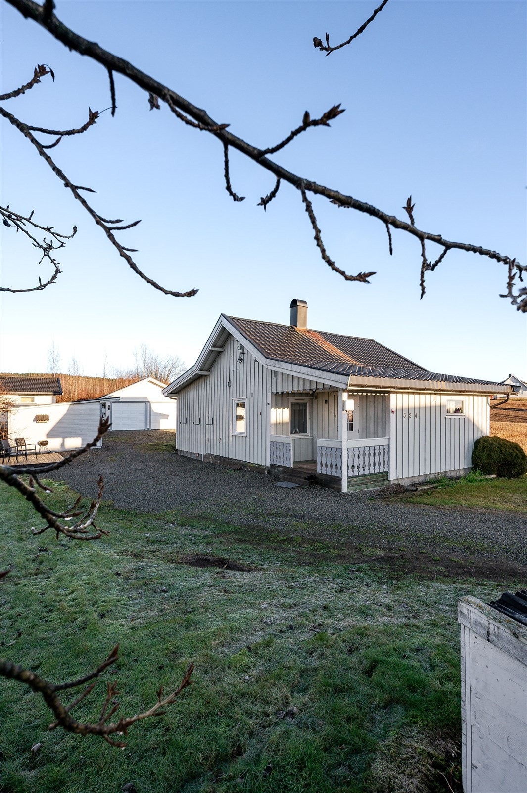 Yttervegger i trekonstruksjon med stående trekledning gir en tradisjonell stil. Garasje med to biloppstillingsplasser gir praktisk parkering. Galleribilde
