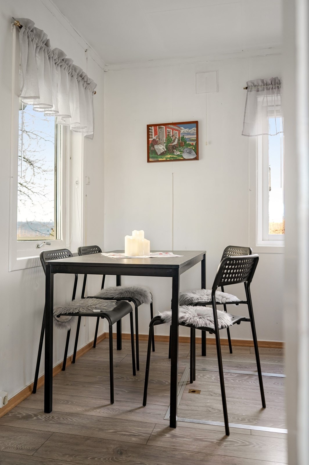 Spiseplass ved kjøkkenet. Galleribilde