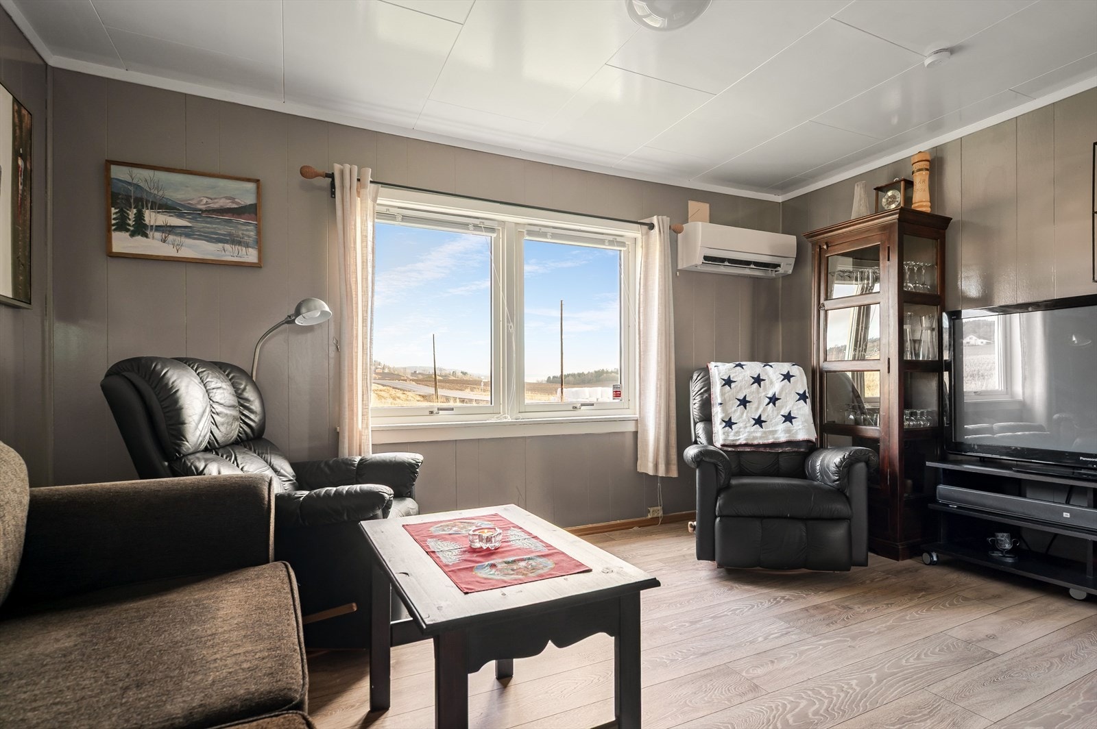 Luft-luft varmepumpe fra 2022 gir effektiv oppvarming i boligen. Galleribilde