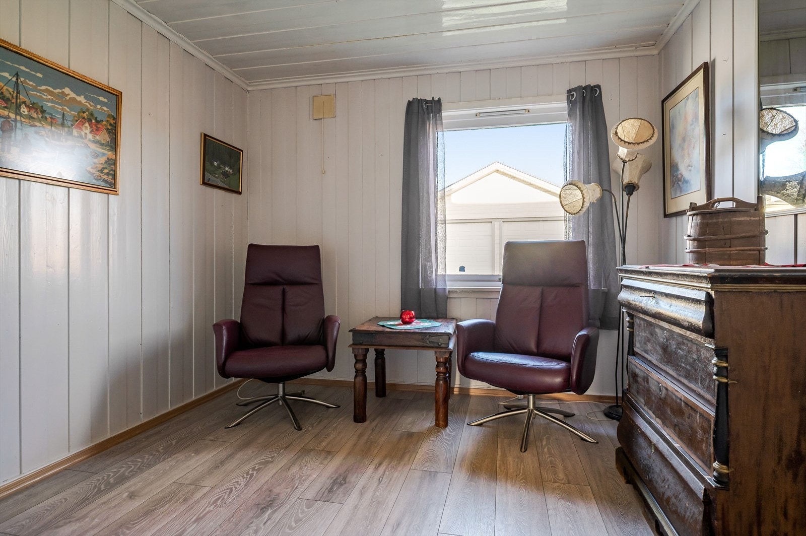 Panelte vegger og laminatgulv gir et solid inntrykk. Galleribilde