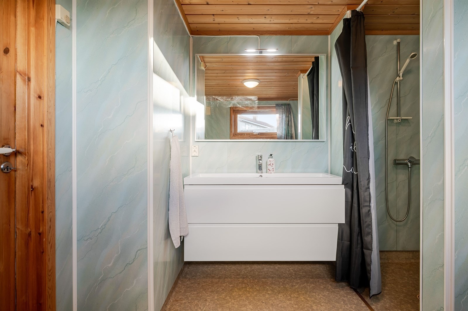 Dusj med forheng og baderomsplater gir enkel rengjøring og vedlikehold. Galleribilde