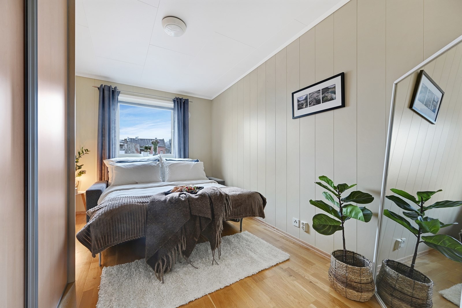 Soverom 1 med skyvedørsgarderobe. Galleribilde