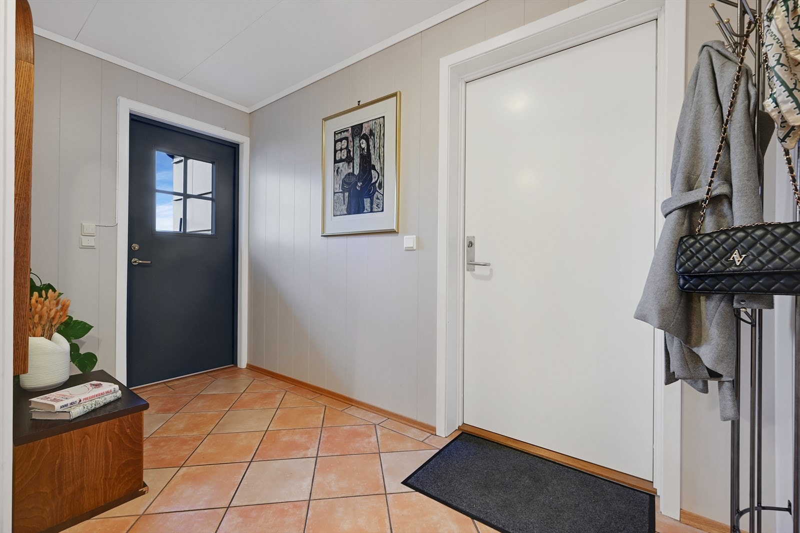 Fliselagt entré med varmekabler og utgang til balkong. Galleribilde