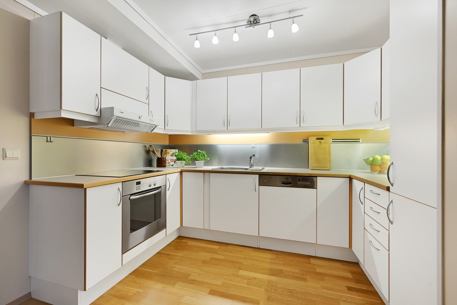 Kjøkken med integrert induksjonstopp, stekeovn, oppvaskmaskin og kjøl/frys som medfølger. Galleribilde