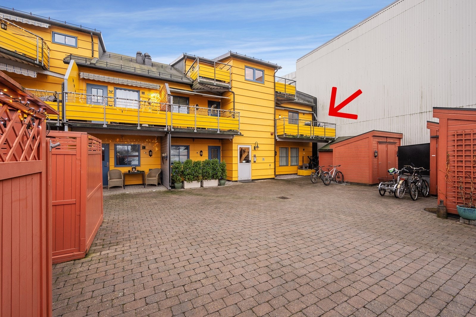 En etasje opp fra inngangsdør til oppgangen. Galleribilde