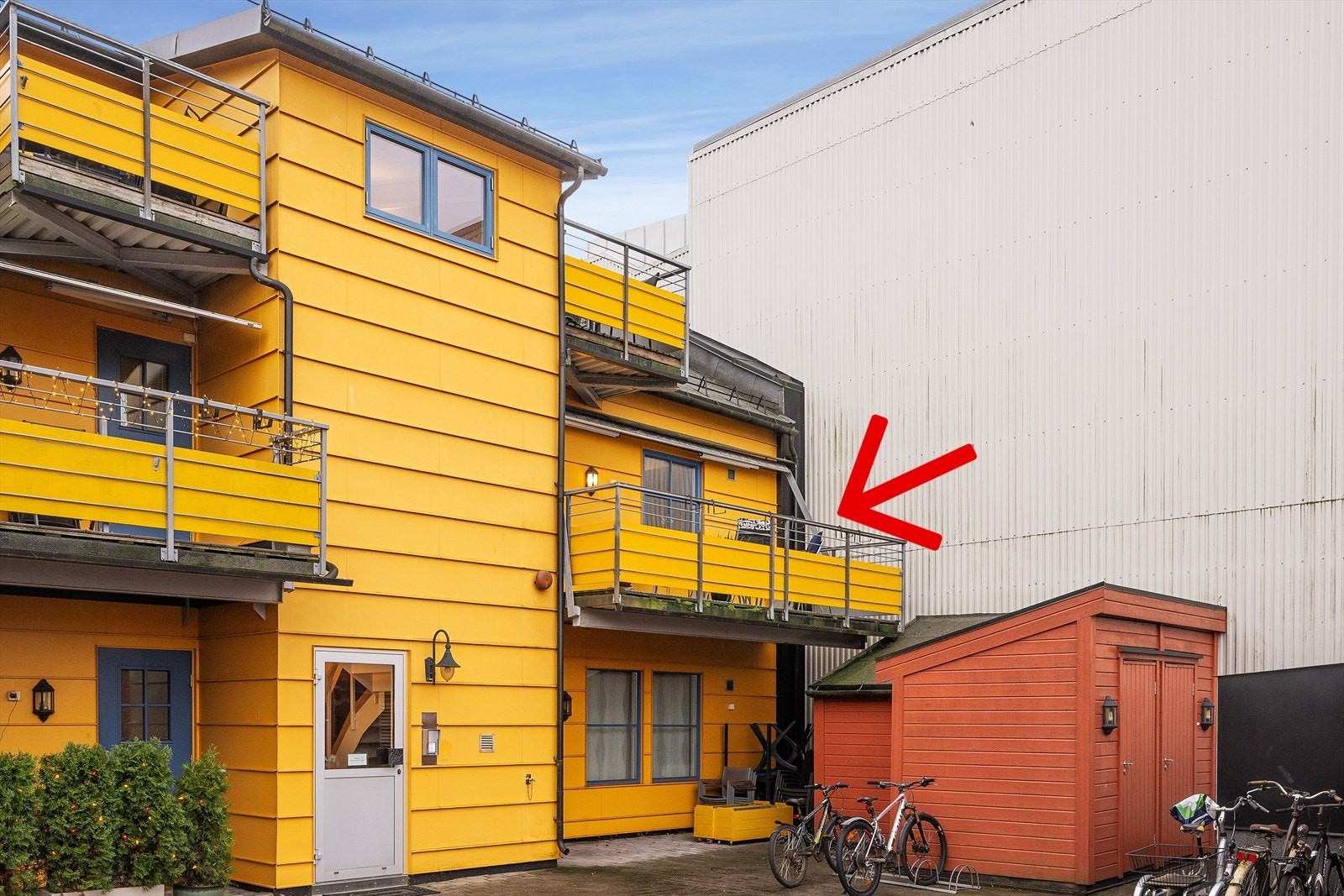 Bare en trapp opp fra inngangsdør til oppgangen. Galleribilde