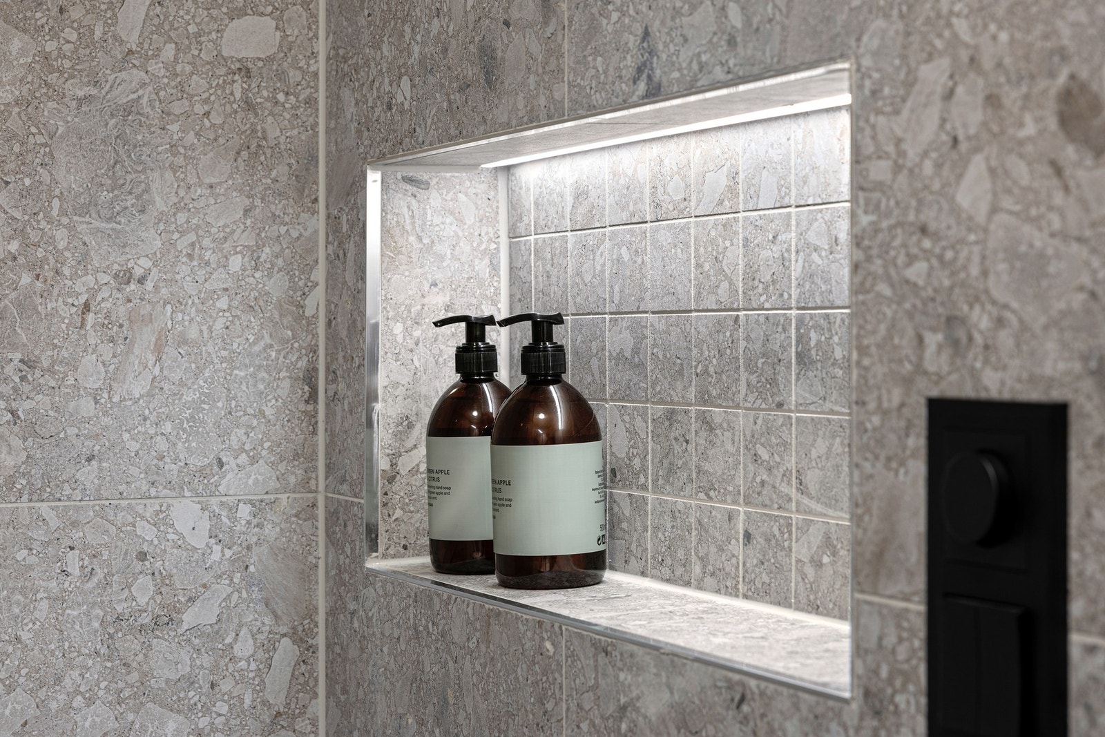 Praktisk og dekorativ baderomshylle. Galleribilde