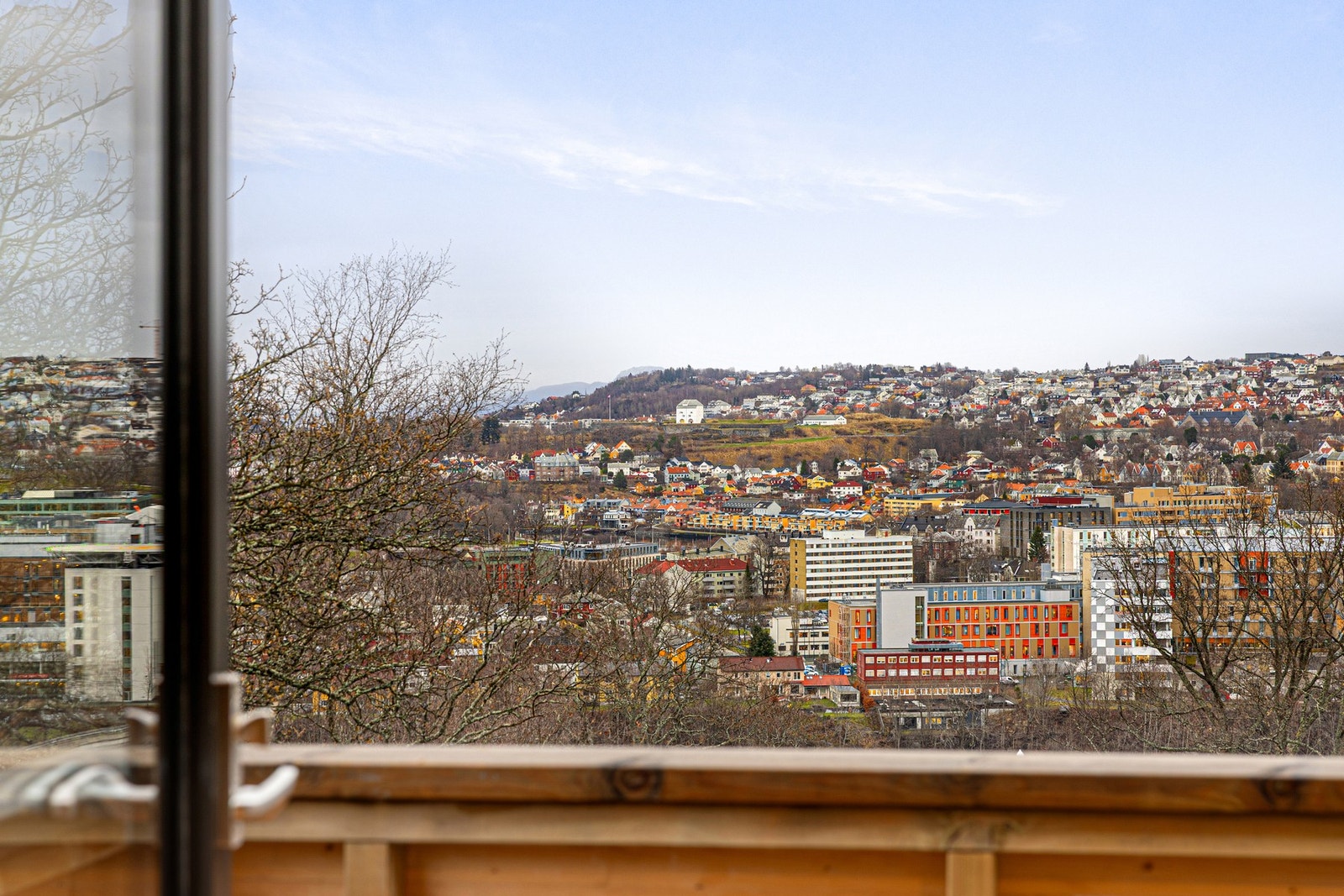 Leiligheten har panoramautsikt, og fra stuen ser du flere av byens severdigheter. Galleribilde