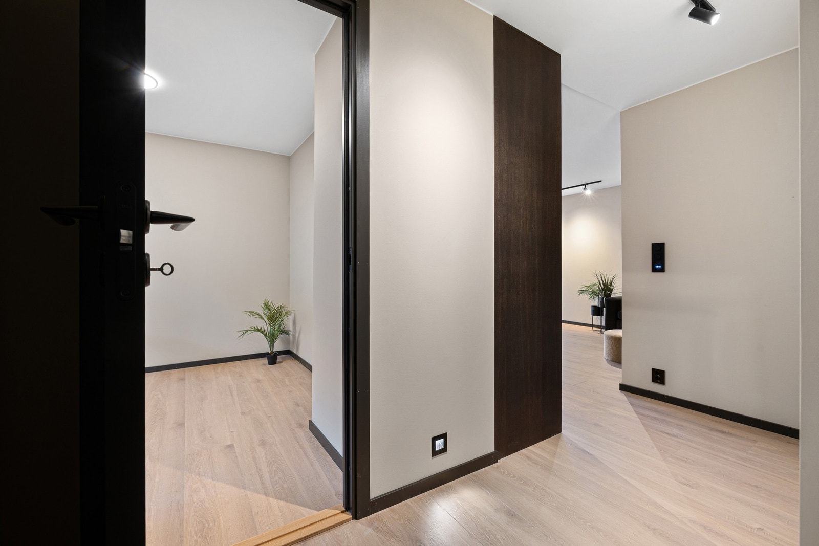 Både listverk og dører er i fargen dempet sort. Galleribilde