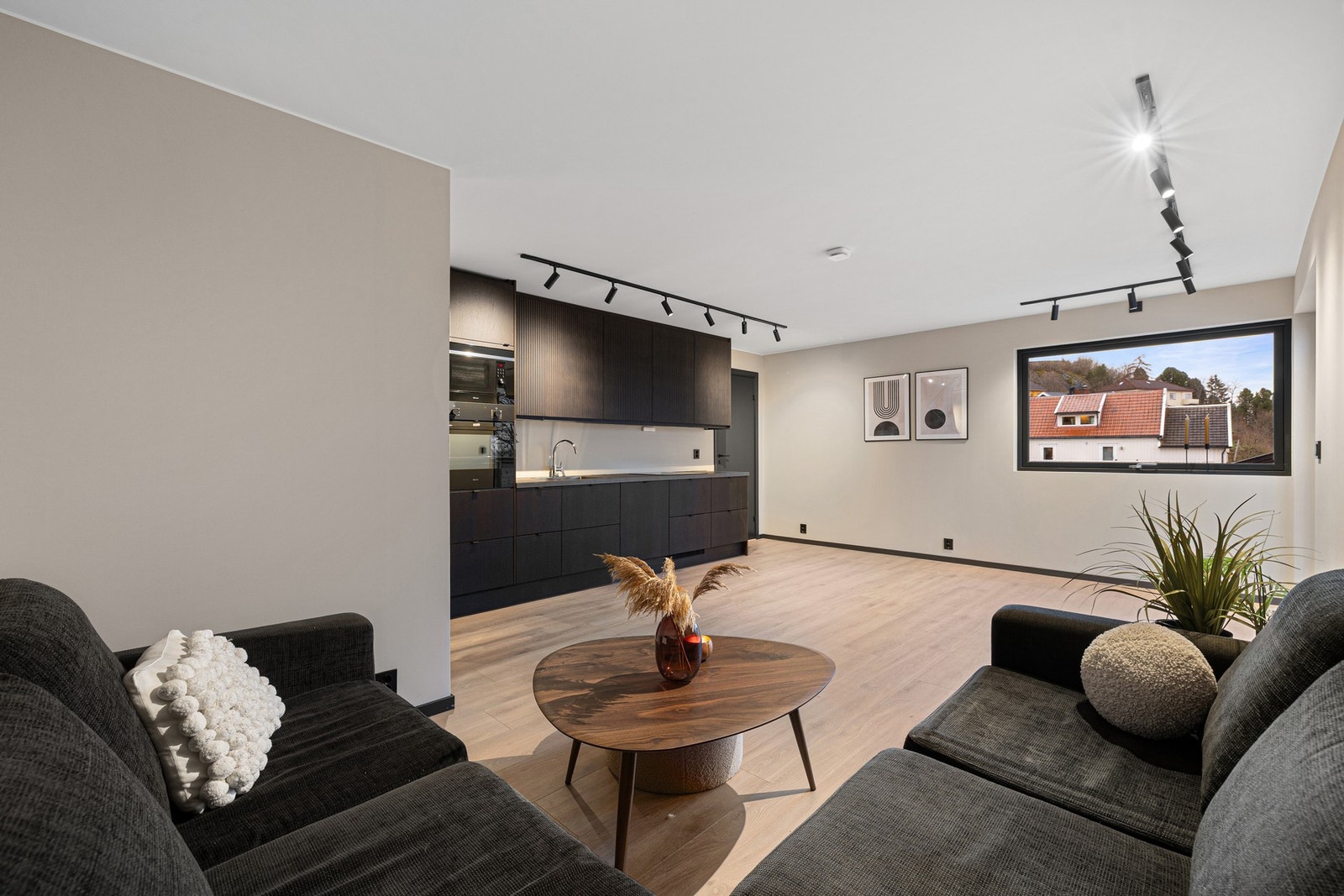 Veggene er malt med Jotun Sand og taket i Bomull Hvit. Galleribilde