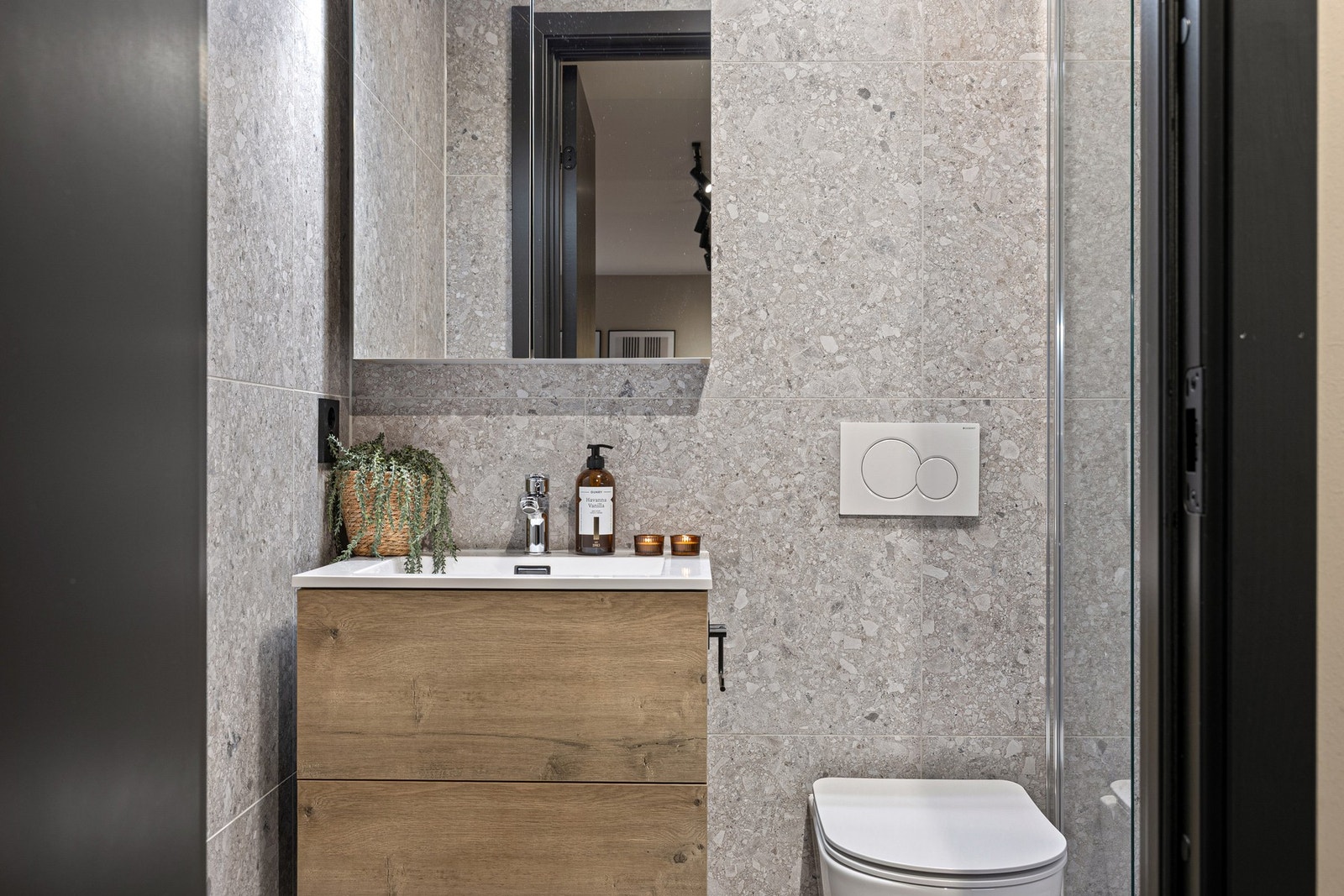 Baderomsinnredningen er fra Lind Continental med ekstra oppbevaring i tilhørende speilskap. Galleribilde