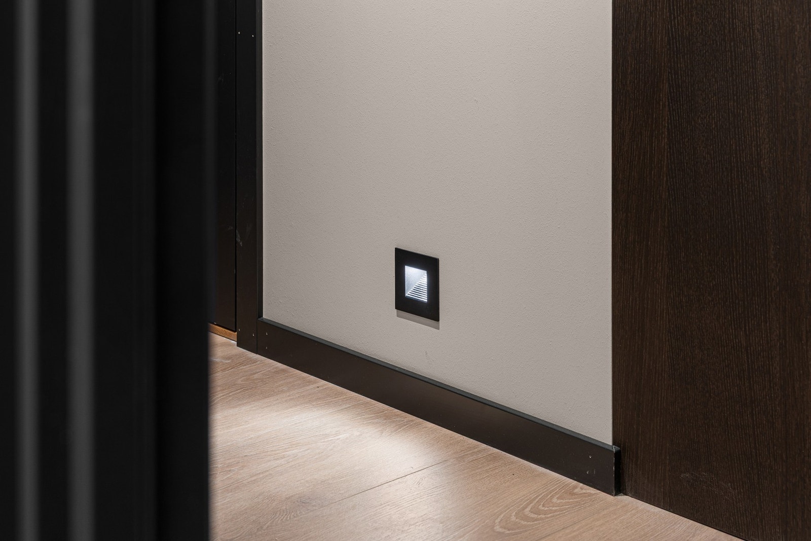 Det er montert praktiske "nattlys" nederst på veggene i gangen. Galleribilde