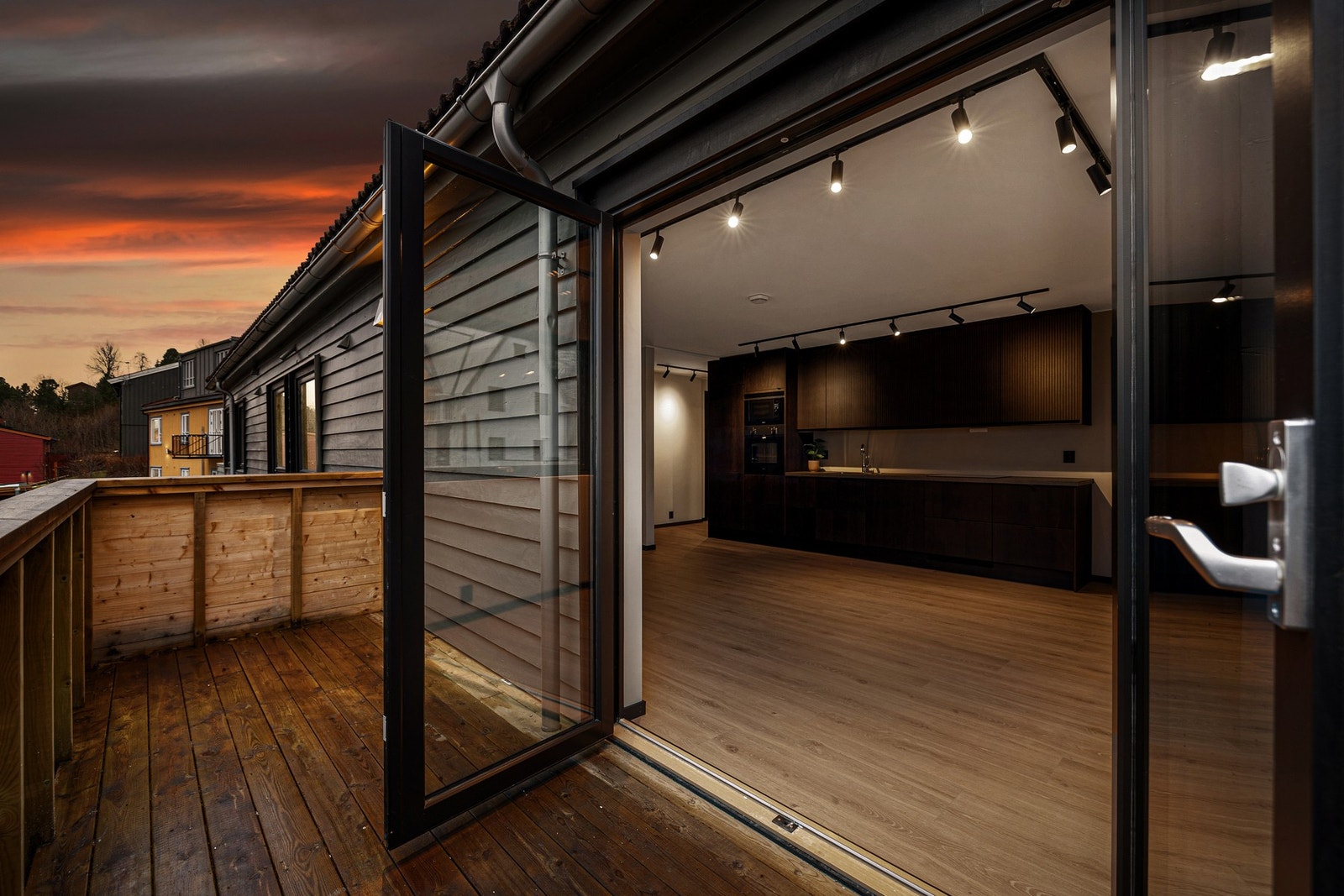 Leiligheten ligger i andre etasje i en firemannsbolig i Åsveien og byr på en av byens beste utsiktsforhold. Galleribilde