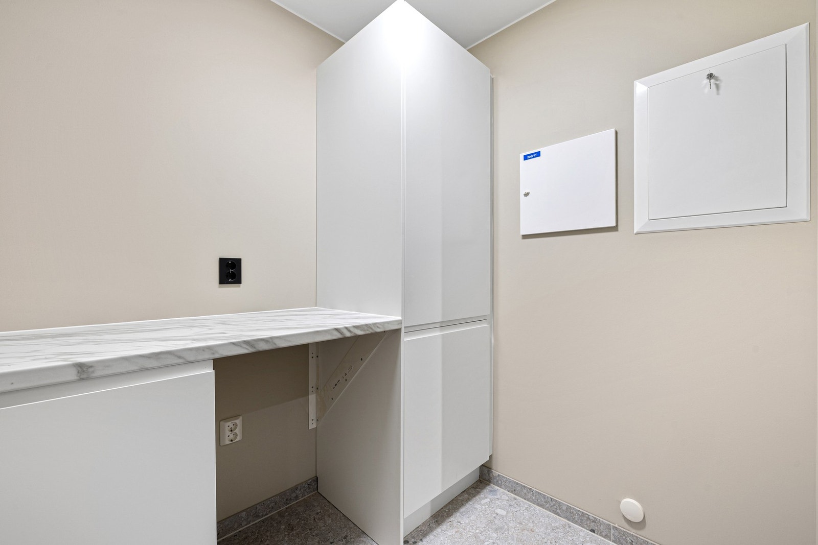 Vaskerommet er flislagt med gulvarme og har praktisk innredning fra Epoq. Galleribilde