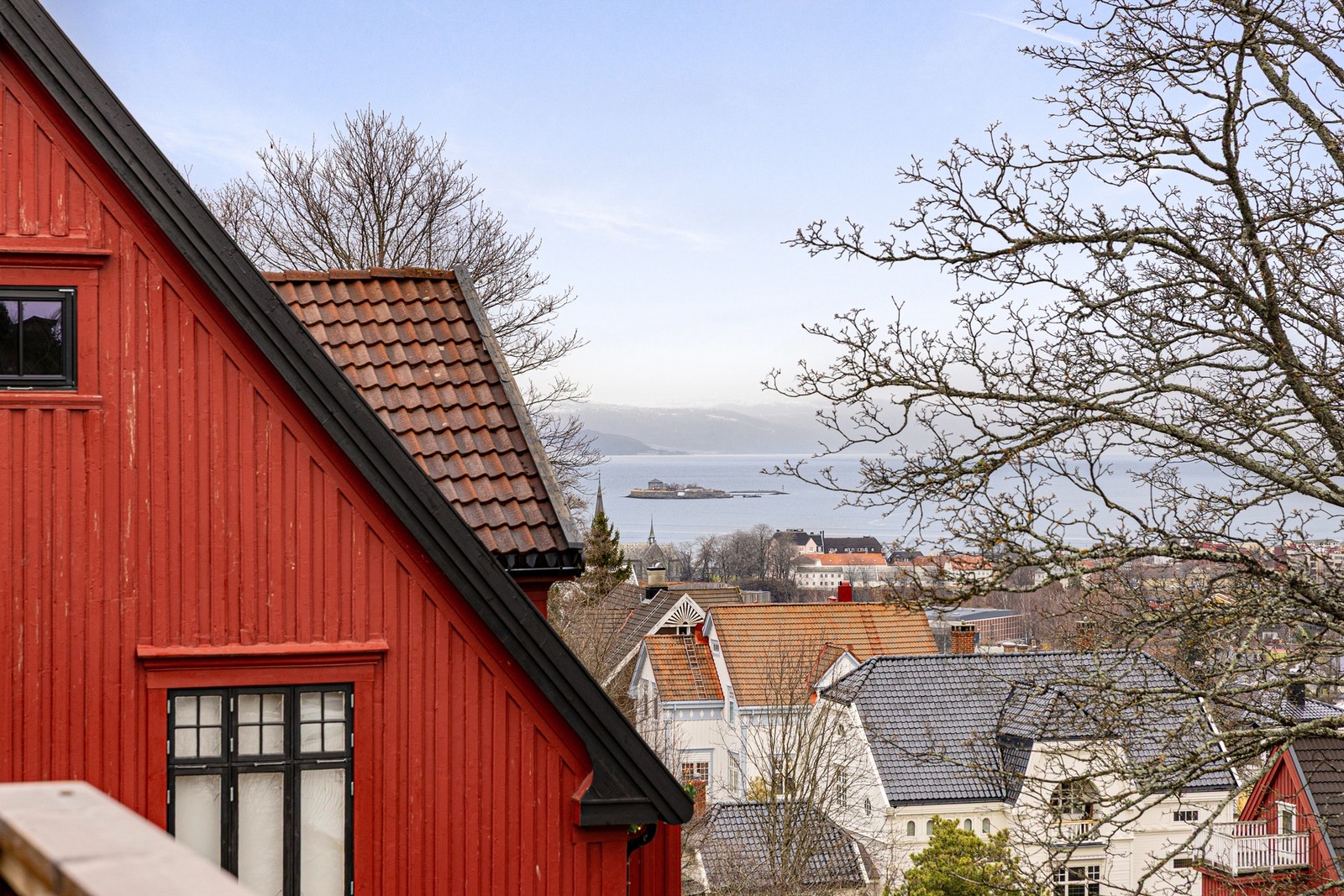 Det er også kort skolevei til Åsveien barneskole og trikkestoppet Bygrensen. Galleribilde