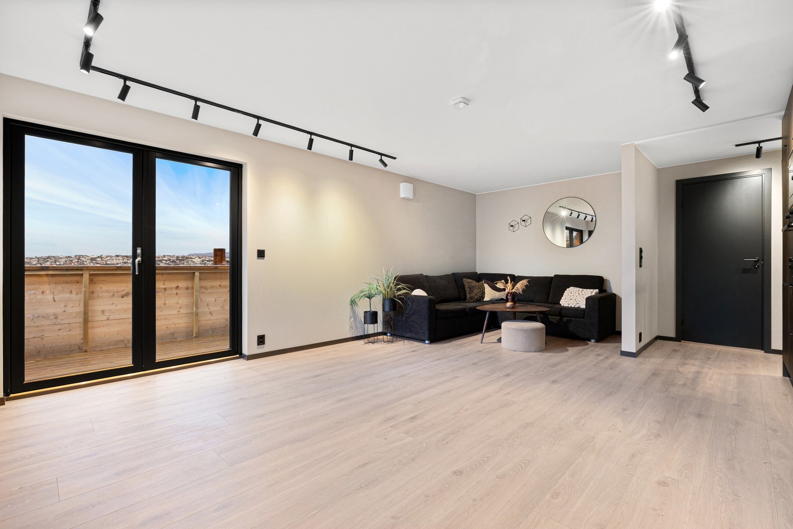 Hele leiligheten ble renovert i 2025 med nye overflater, bad, kjøkken, elektrisk anlegg samt vann og avløp. Galleribilde