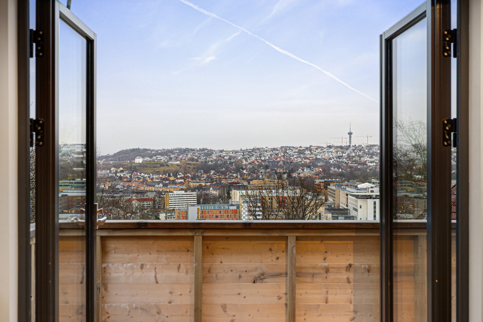 Fra stuen er det direkte utgang til en luftig balkong på 6,9 kvm Galleribilde