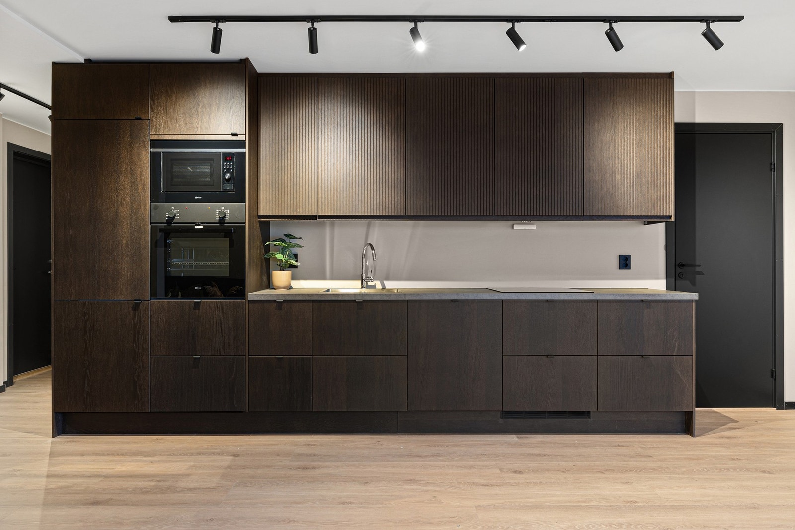 Meget delikat og sofistikert kjøkken fra Epoq i fargen Edge Dark Oak. Galleribilde