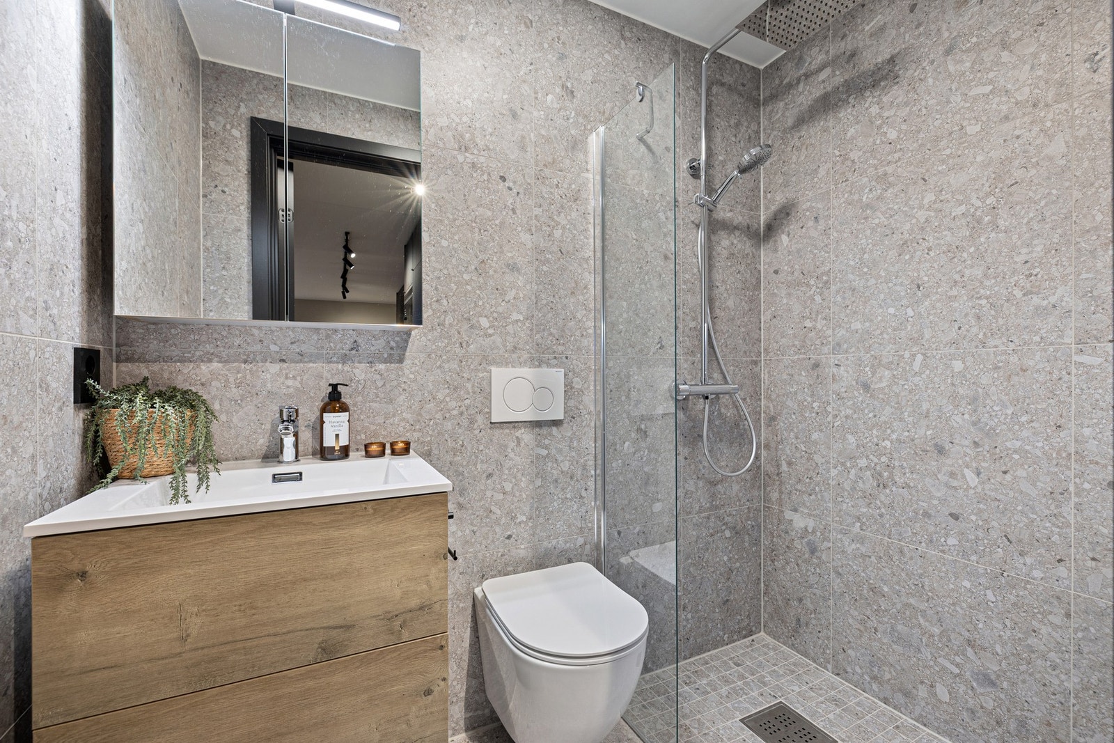 Flislagt baderom med lekre Pietre di paragone gre grigio 60x60 flis. Galleribilde