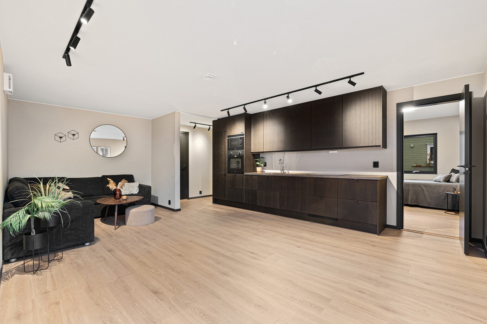 Leiligheten har gulvvarme med varmefolie og det er lagt nytt laminatgulv fra Berry Alloc i fargen bloom light brown. Galleribilde