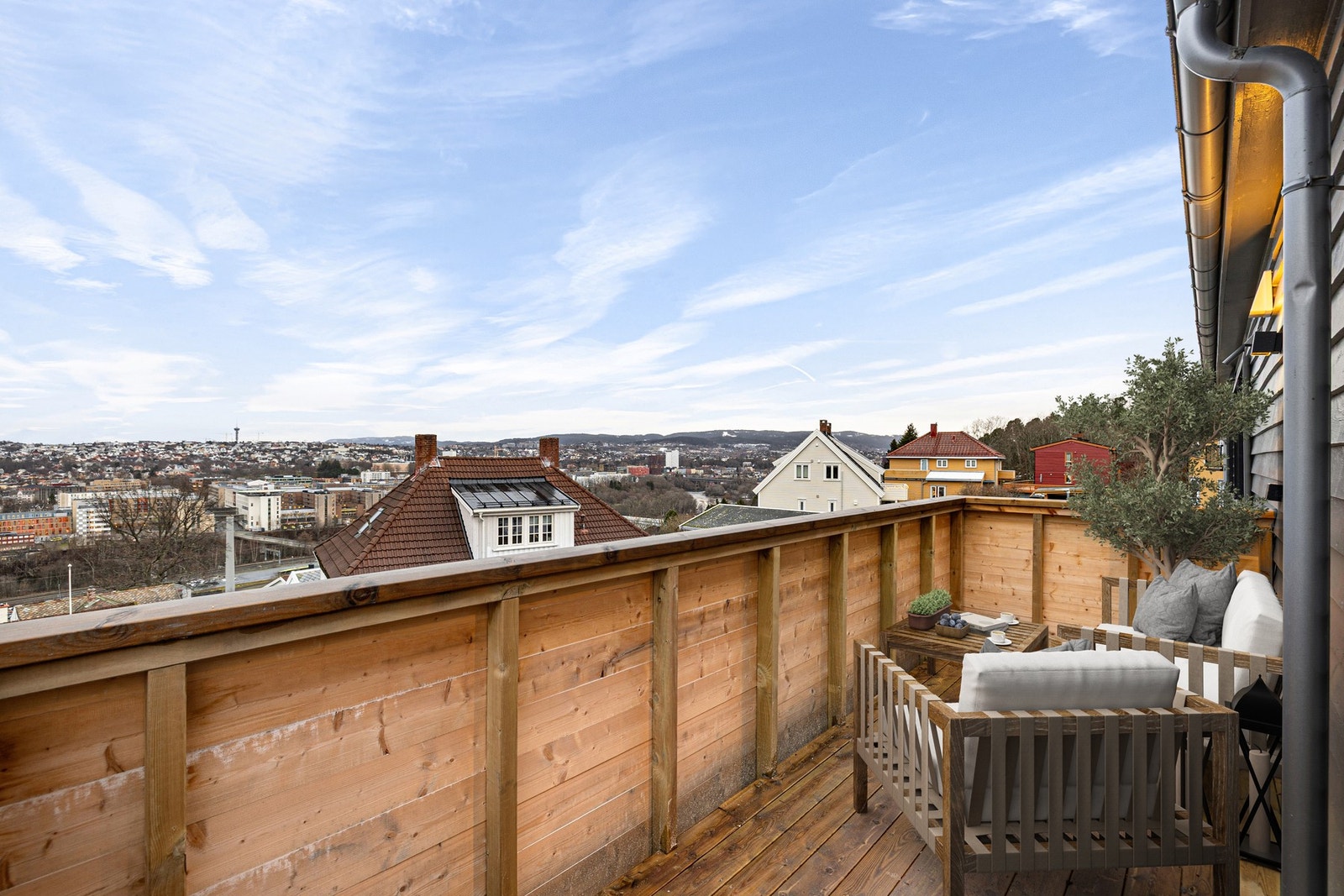 God plass til en sittegruppe i solveggen. Galleribilde