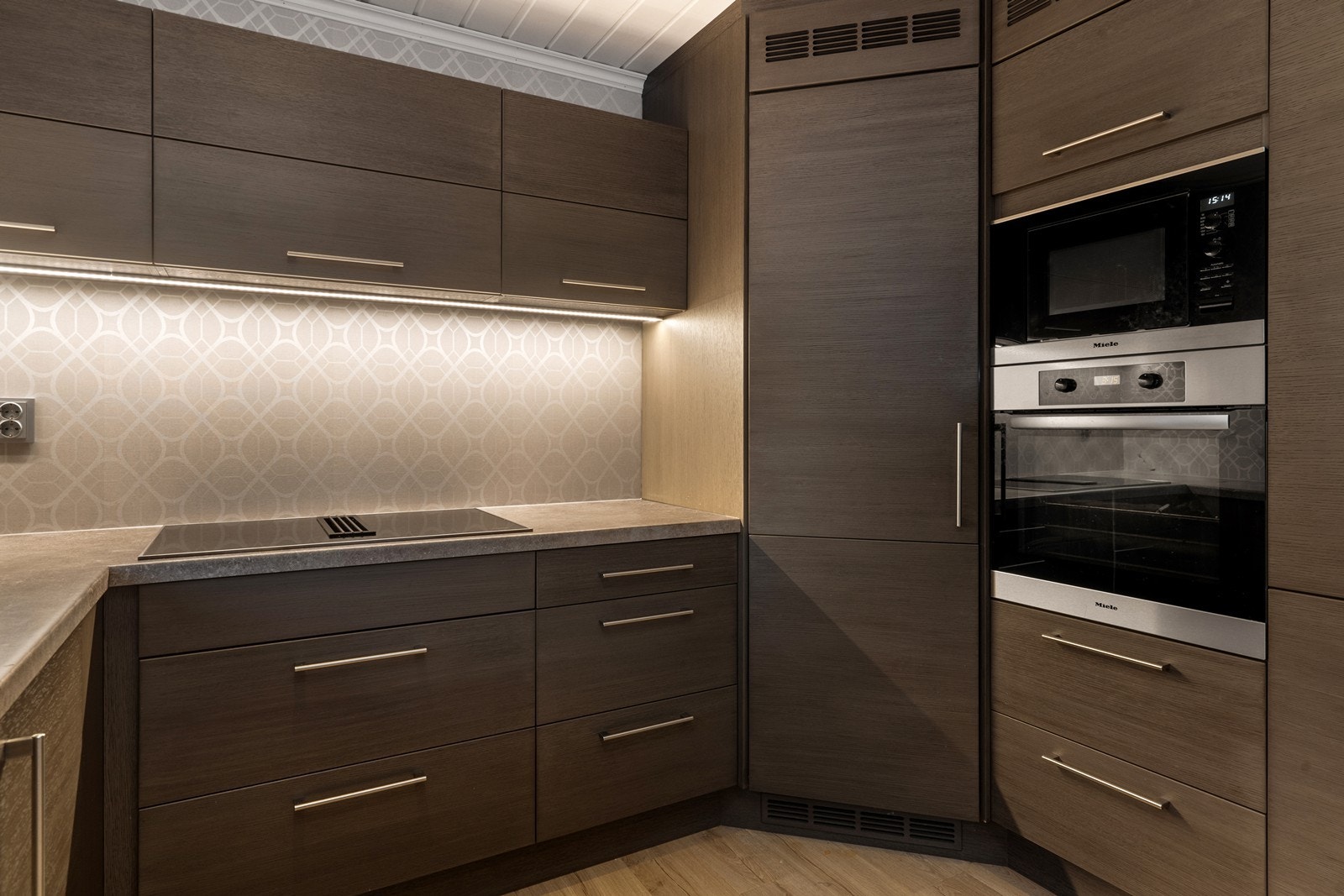 Slette, gråtonede fronter i tre fra Huseby kjøkken gir et ryddig og stilrent uttrykk. Galleribilde