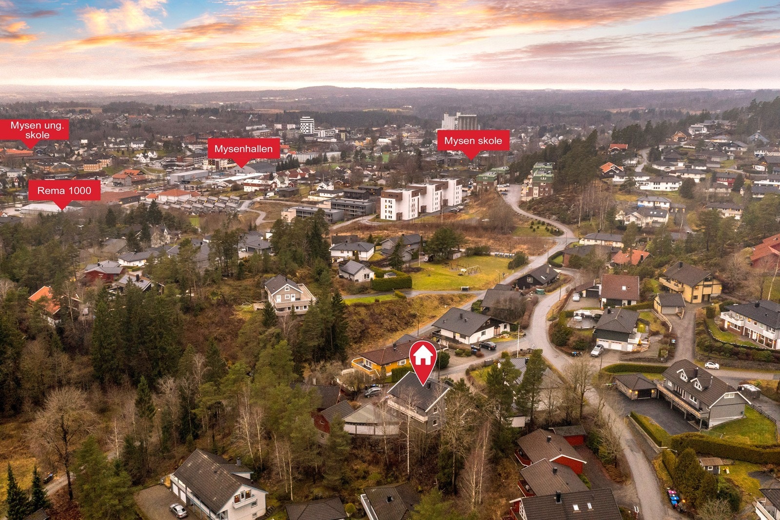 Eiendommen ligger i et etablert bomiljø med kort avstand til Mysen sentrum og skoler. Galleribilde