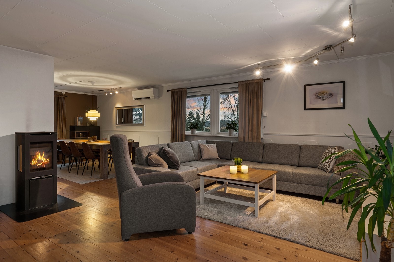 Store vindusflater gir godt utsyn mot hagen fra stuen. Galleribilde