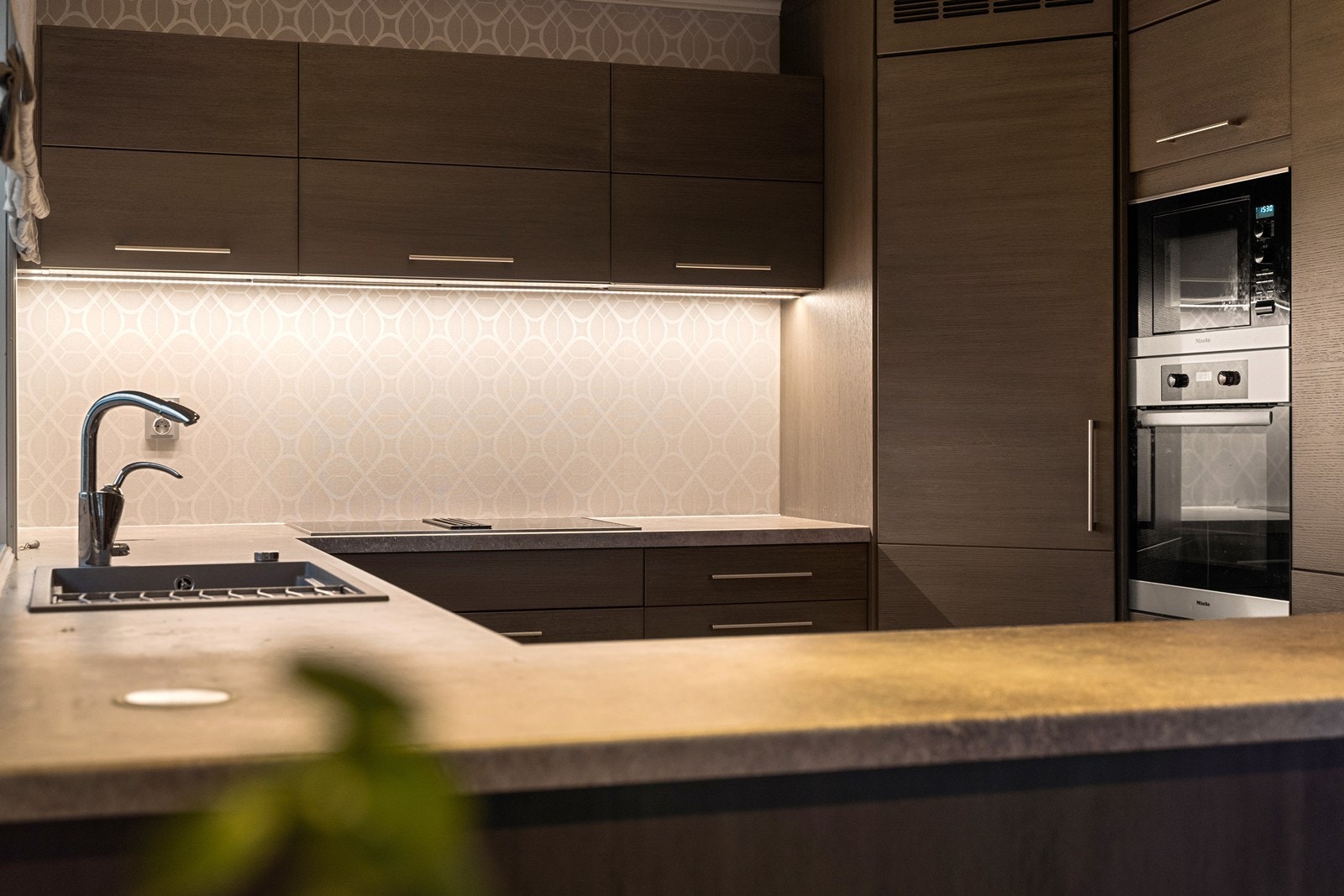 Komposittvask nedsenket i benkeplaten gir en praktisk og estetisk løsning. Galleribilde