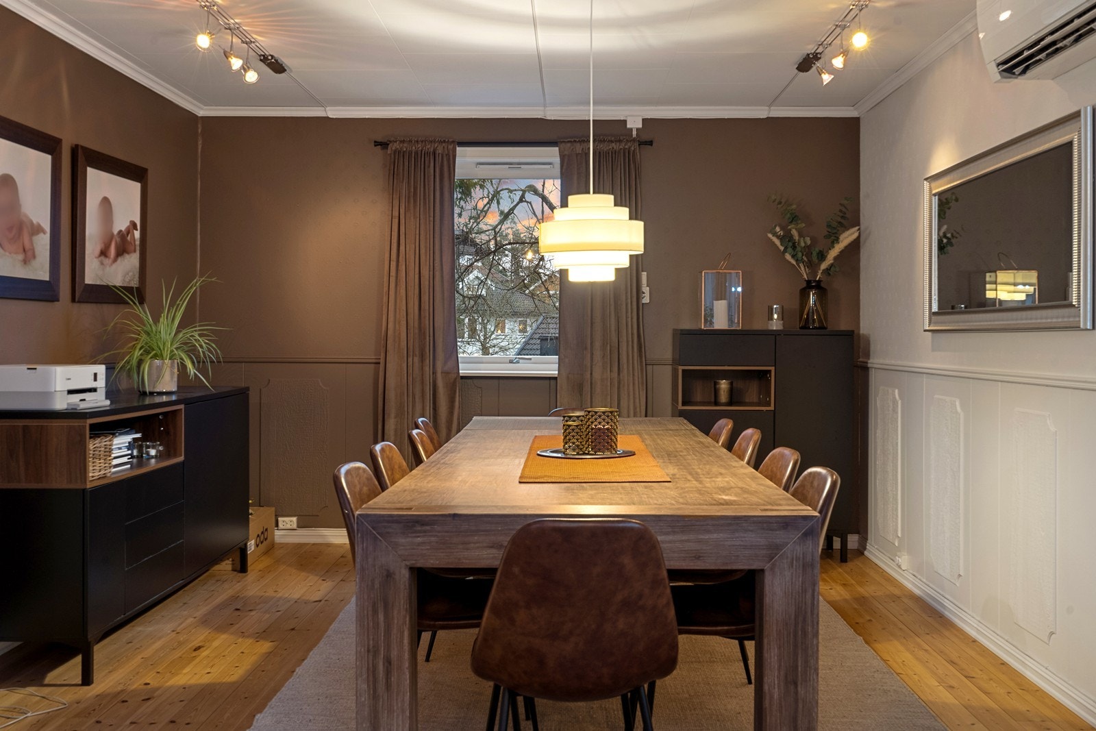 Plass til stort spisebord i stuen. Galleribilde