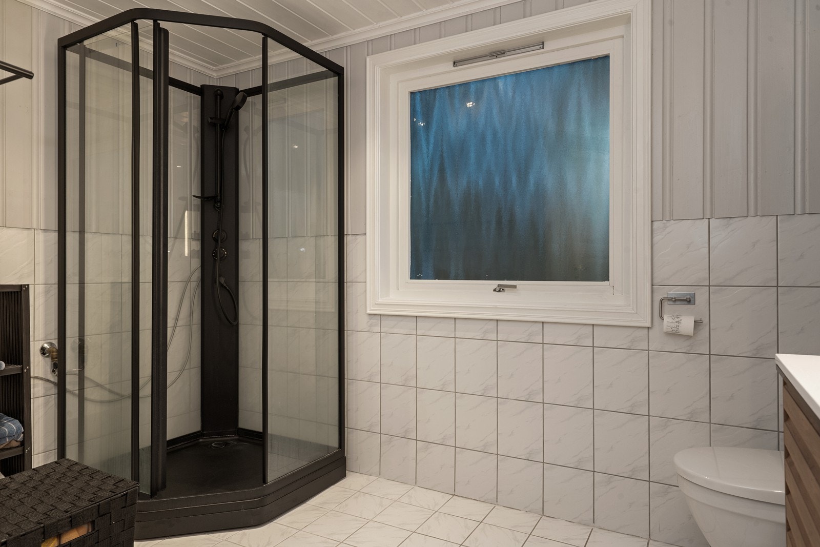 Dusjkabinett og flislagt gulv gir robust løsning for våtrom. Galleribilde