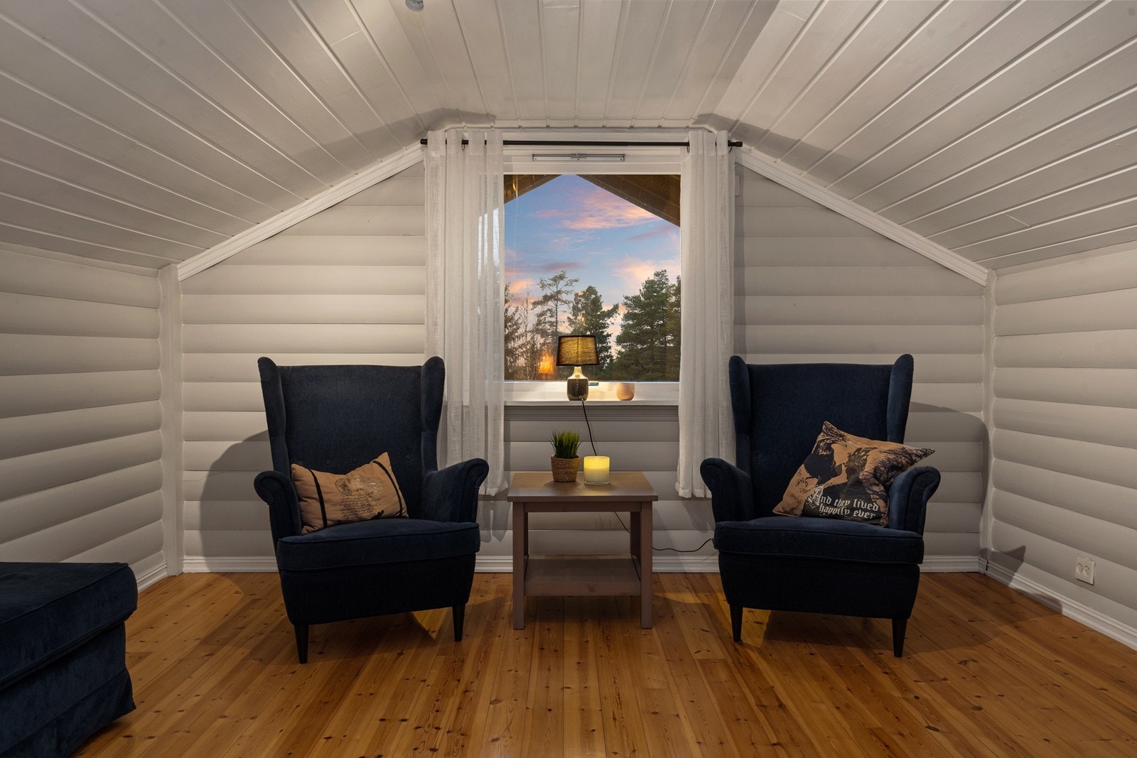 Tregulv og panelvegger i loftstuen gir en varm atmosfære. Galleribilde