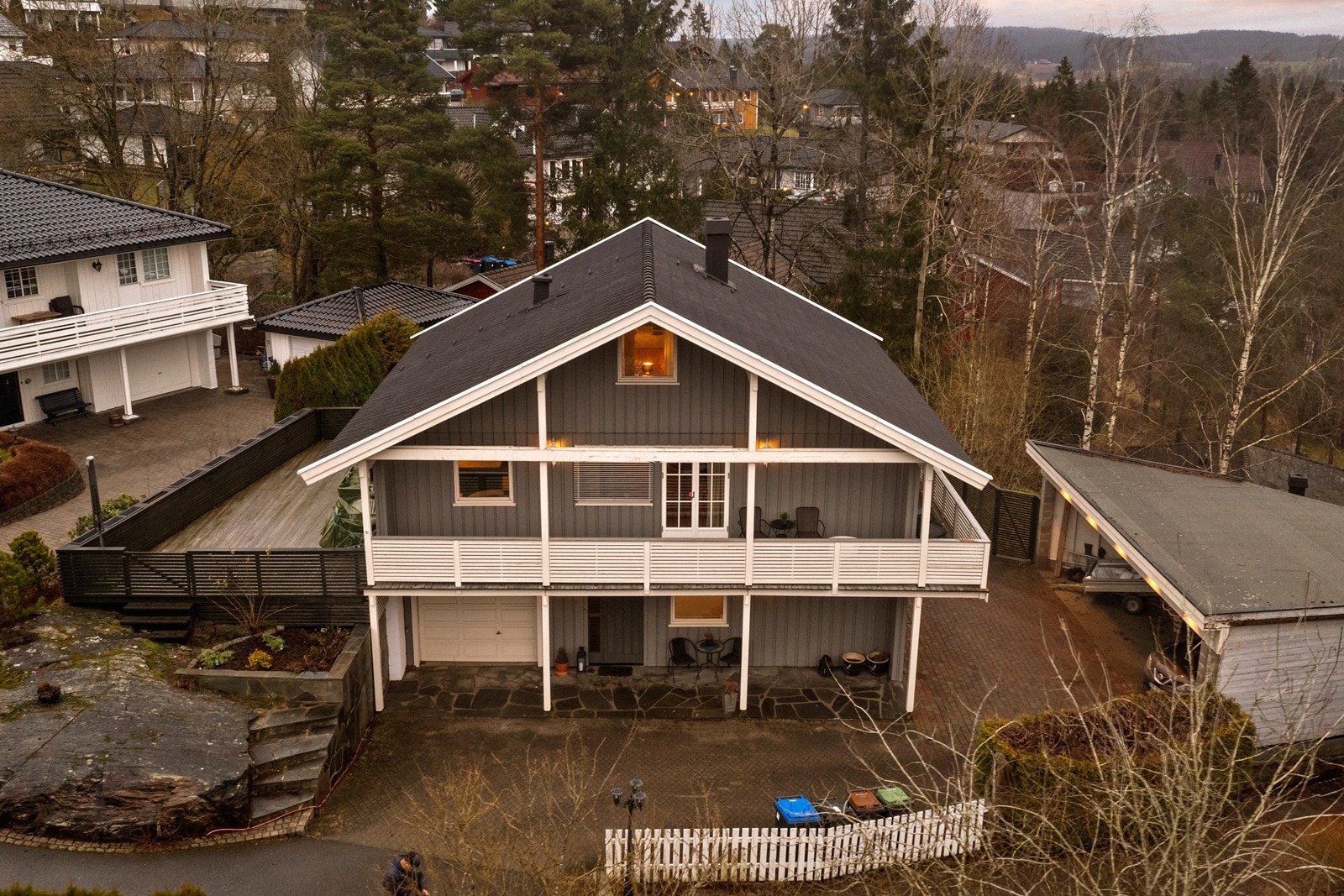 Garasje og carport gir praktiske parkeringsmuligheter på eiendommen. Galleribilde
