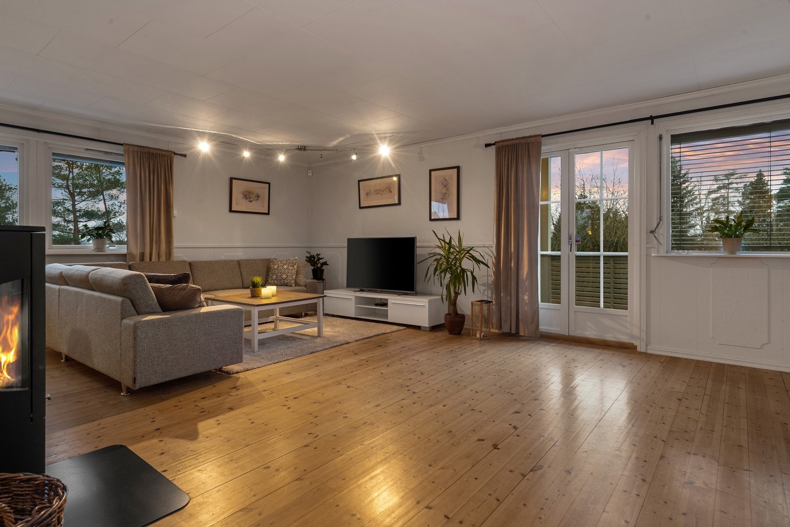 Utgang til terrasse gir enkel tilgang til hage og uteområde. Galleribilde