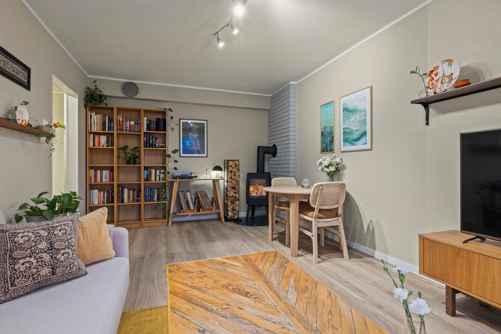 Rommet har lyse flater som gir en nøytral base, noe som gjør det enkelt å tilpasse innredningen etter egne preferanser Galleribilde